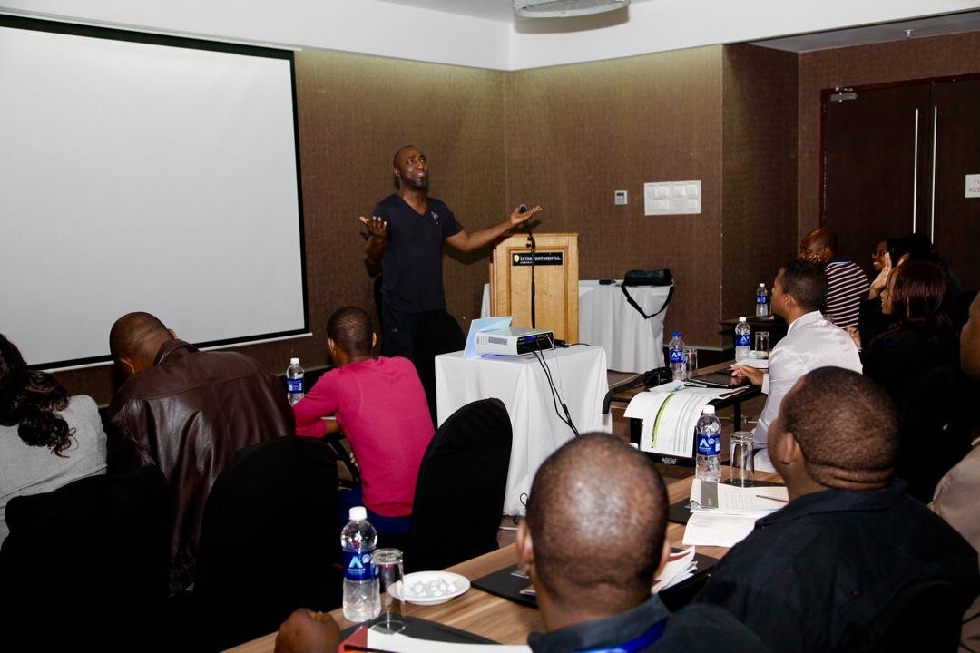 Àdéwálé Àjàdí speaking at a session